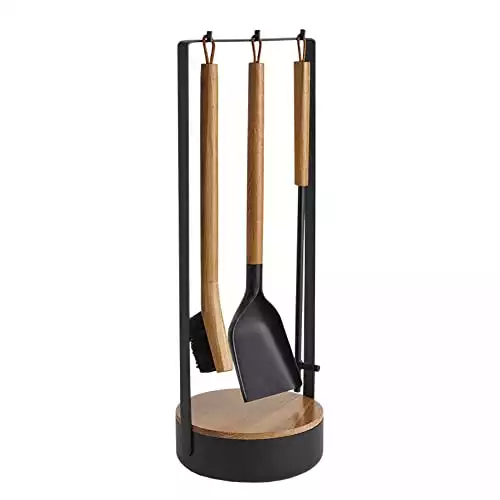 Morsø Adrian Kaminbesteck - hochwertige Designer-Kamingarnitur, 4-teiliges Kamin Set mit Schaufel, Besen und Feuerhaken & Ständer, schwarz/Holz