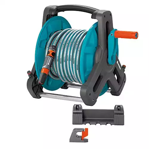 Gardena Classic Wand-Schlauchtrommel 50 Set: Mobile Schlauchtrommel, platzsparend an der Wand montierbar und jederzeit abnehmbar, mit 20 m Schlauch
